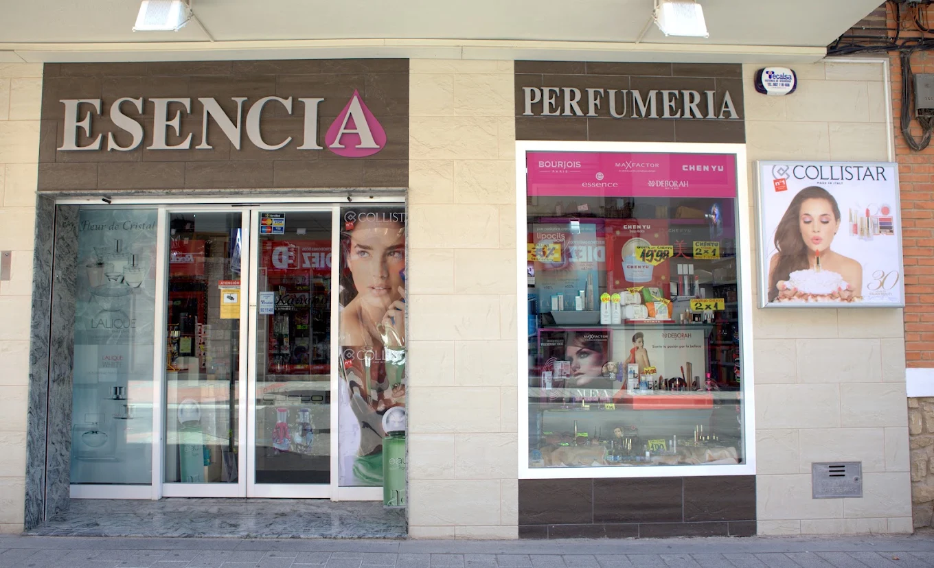 Fachada y escaparate de Perfumería Esencia en Hellín
